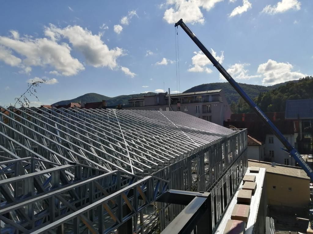 Montaż dachu obiektu wielkopowierzchniowego z dźwigiem